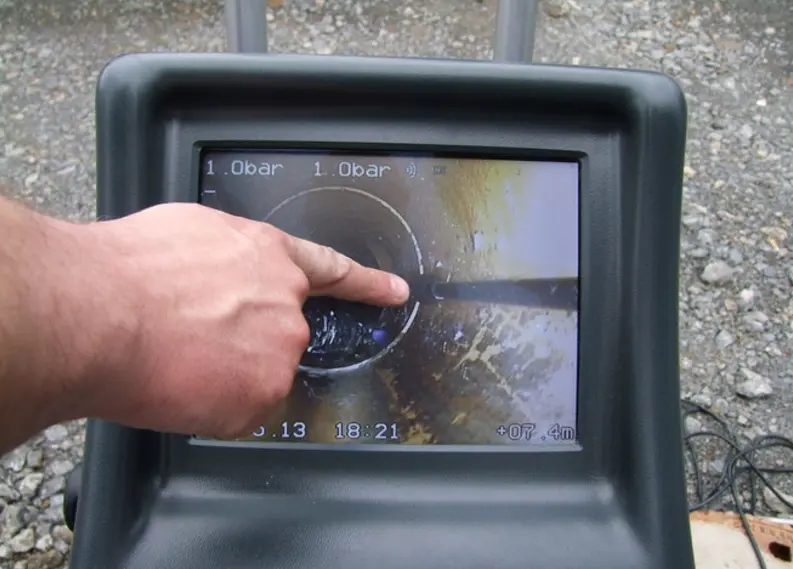 Ein professioneller Installateur bei der Arbeit