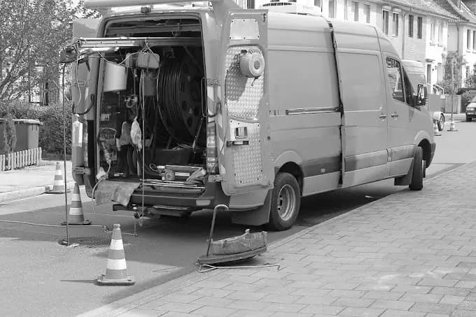 Fahrzeug zur Rohrreinigung im Einsatz